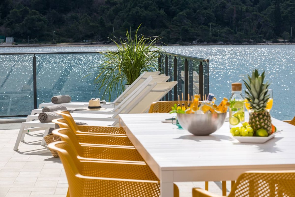 Rio Alu Outdoor Extension Dining Table - 2100 to 2800 White